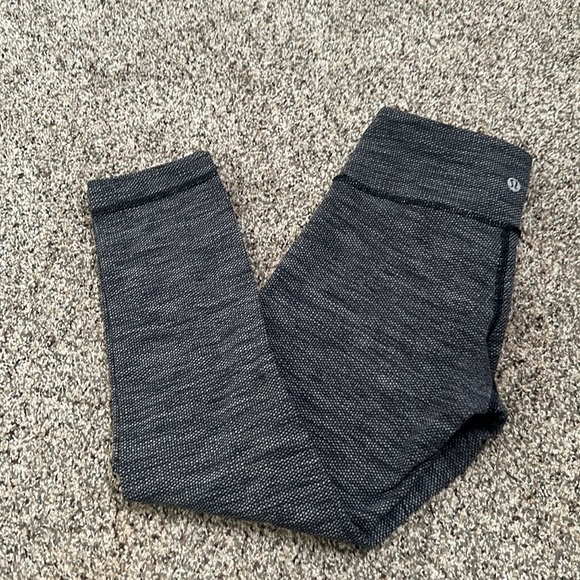 Lululemon crop leggings size 2 gym workout active wear gray white - Picture 7 of 8